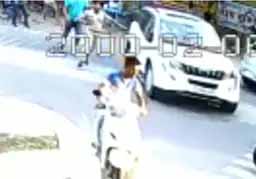कार में बैठा था, पुलिस को देख दौड़ाया वाहन, इंस्पेक्टर भागते रह गए पीछे