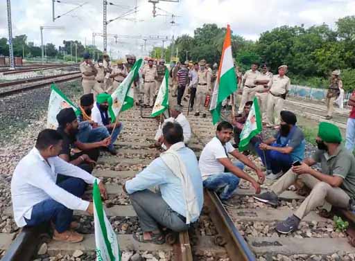 राजस्थान में किसानों ने ट्रेनें रोकी:अलवर व हनुमानगढ़ में ट्रैक पर बैठे, पैसेंजर गाड़ी रोकी; जयपुर स्टेशन में घुसने की कोशिश नाकाम