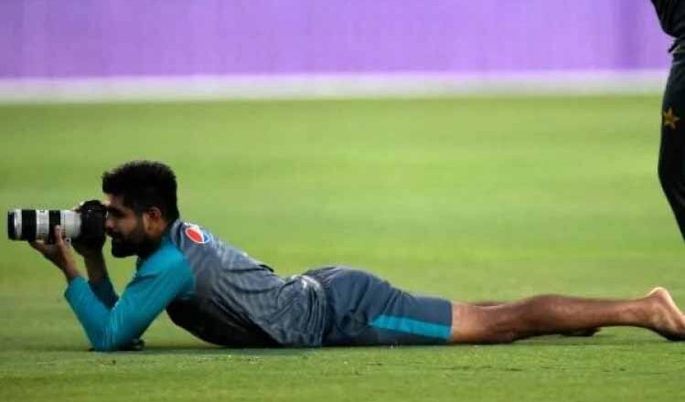 IND vs PAK: हाथ में कैमरा लेकर कोहली के साथ माइंड गेम खेल रहे हैं बाबर आजम?