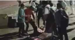 ड्राइवर ने बस दौड़ाई, बदमाशों ने बाइक लगाकर रोकी-पथराव; यात्रियों ने एक को पकड़ लात-घूसों से पीटा