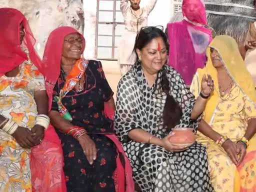 वसुंधरा राजे ने मिट्‌टी की हांडी से राबड़ी पी:गांव में महिलाओं ने हाथ देकर रोक लिया