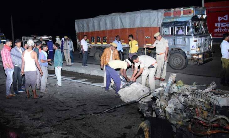 दो ट्रेलर भिड़े, जिंदा जल गए ड्राइवर-क्लीनर:जयपुर-अजमेर पर टक्कर के बाद लगी आग