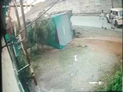 तड़पते ड्राइवर को छोड़ भागी खनन विभाग की टीम
