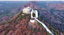 1000 फीट की ऊंचाई पर 570 साल पुराना मंदिर, 700 सीढ़ियां चढ़कर भक्त पाते हैं दर्शन
