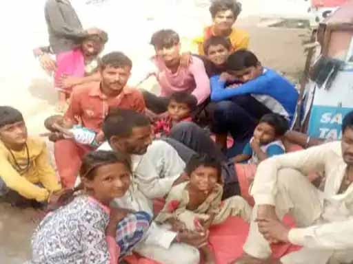 पाकिस्तान वापस जाने के लिए सड़क पर बैठे 19 परिवार