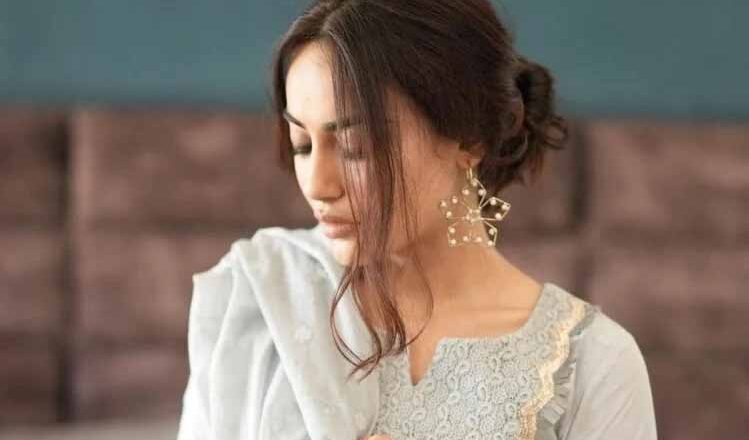 ग्रे कुर्ते में सुरभि ज्योति का ग्रेसफुल लुक आया सामने, इस दिवाली आप भी बन सकती हैं ऐसे ही स्टाइलिश