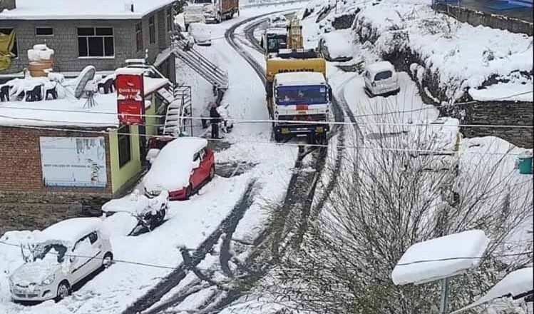येलो अलर्ट के बीच बारिश और बर्फबारी