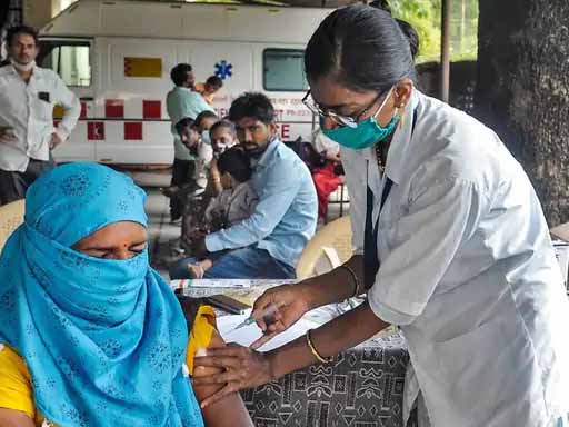 देश में कोरोना के 100 करोड़ टीके लगने पर डॉक्टर-नर्स सम्मानित होंगे