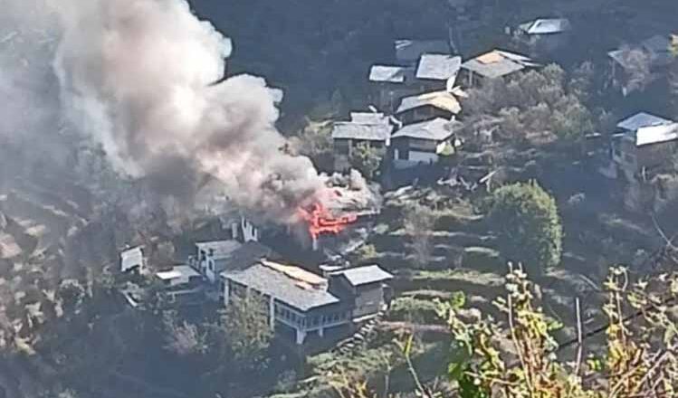 चंबा: स्लेट पोश मकान में लगी आग, पांच कमरे जलकर राख