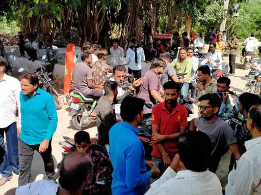 पिस्तौल दिखाकर RMGB बैंक से 90 हजार लूटे