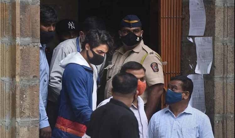जेल से रिहा होकर मन्नत पहुंचा आर्यन, घर के बाहर इकट्ठा हुई भारी भीड़