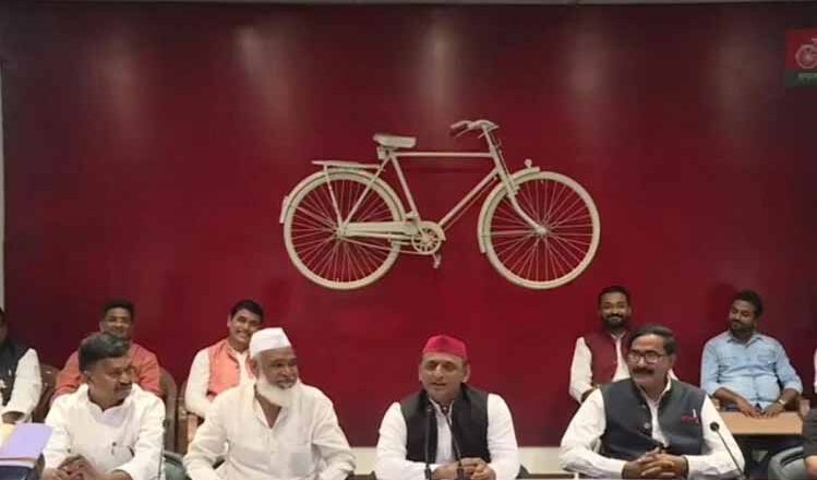 बसपा को बड़ा झटका, 6 विधायक सपा में शामिल