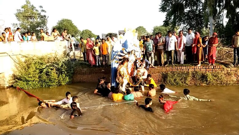 जंक्शन में सिंदूर खेला के साथ दुर्गा पूजा का समापन