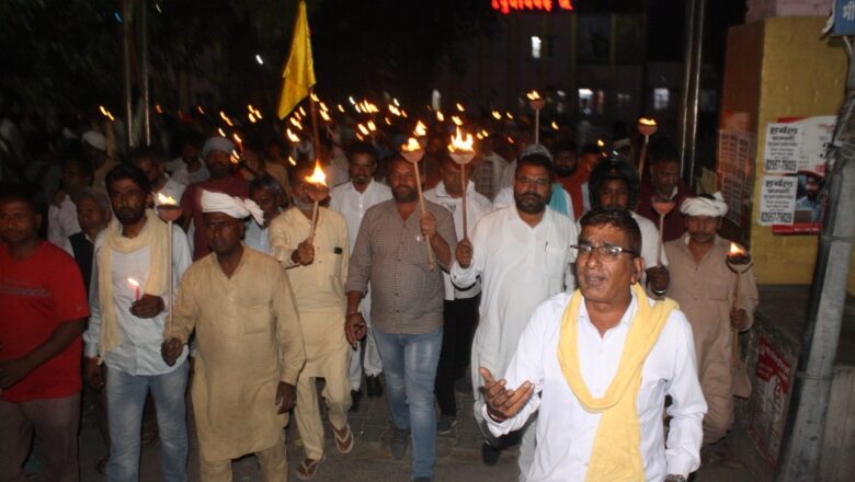 आठवें दिन भी जारी रहा पड़ाव, निकाला मशाल जुलूस