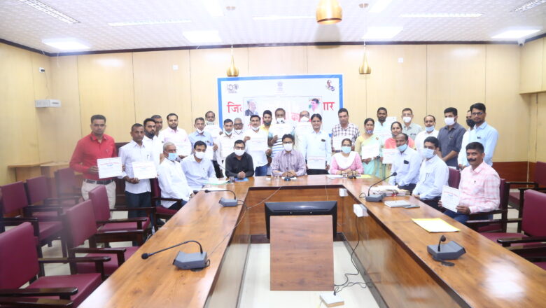 राजस्व दिवस पर कर्मचारी हुए सम्मानित