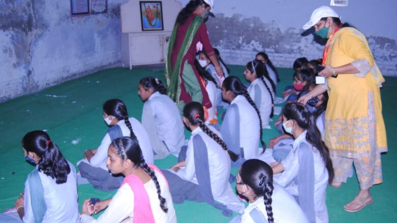यूथ वीरांगनाओं ने छात्राओं को किया जागरूक