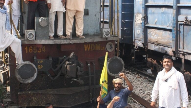 आंदोलनकारियों ने रोकी सूरतगढ़-बठिण्डा गाड़ी