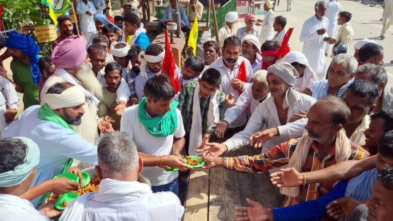 धान की सरकारी खरीद करने के लिए कलक्ट्रेट का घेराव