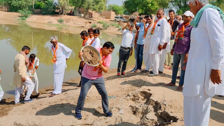 ग्रामीणों ने की तालाब की सफाई