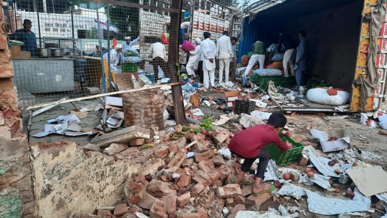 अनियंत्रित होकर पलटा ट्रोला, मकान क्षतिग्रस्त