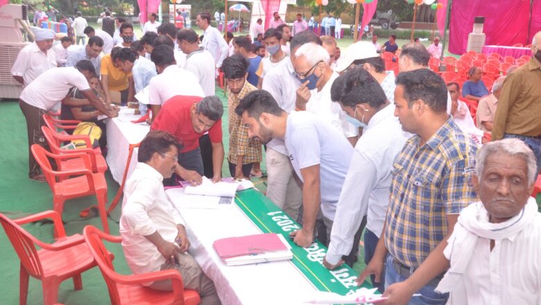 पहले दिन 251 लोगों को दिए पट्टे