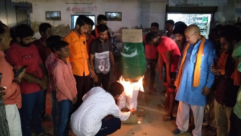 आतंकी हमले के विरोध में पुतला जलाया
