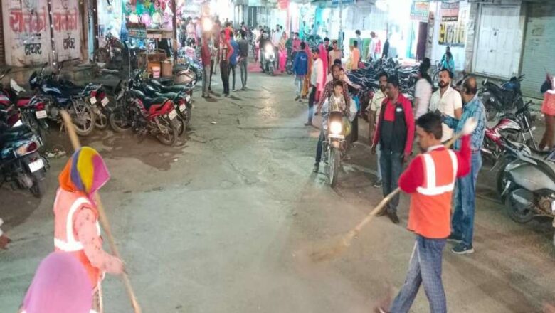 शहर में देर रात तक सड़कों की सफाई