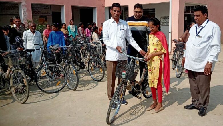 साइकिल पाकर बालिकाएं हुई हर्षोत्साहित