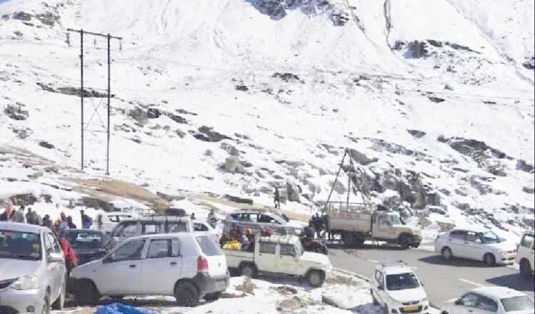प्रदूषण में घुटने लगा दम, साफ हवा के लिए हिमाचल पहुंच रहे सैलानी