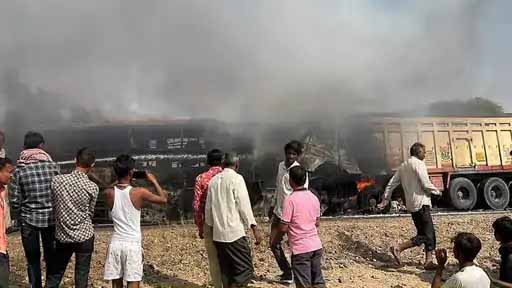 बस-ट्रेलर भिड़ंत, 12 लोग जिंदा जले:जोधपुर नेशनल हाईवे पर रॉन्ग साइड से आया ट्रेलर बस से भिड़ा, दोनों वाहनों में आग लगी