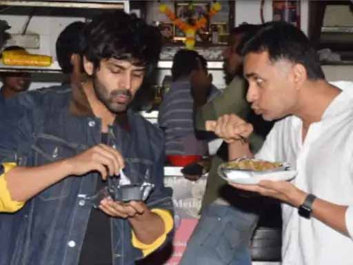 कार्तिक आर्यन ने अपनी लेम्बोर्गिनी के बोनट पर रखकर लिया चाऊमीन का मजा