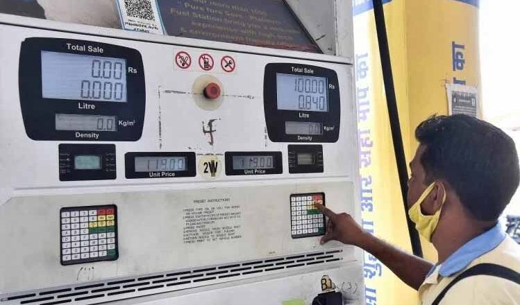 नोएडा और दिल्ली में पेट्रोल के दाम में है बड़ा अंतर