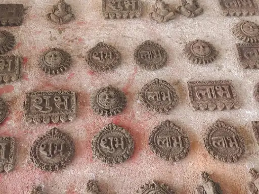 दिवाली पर जलाएं गोबर के दीपक