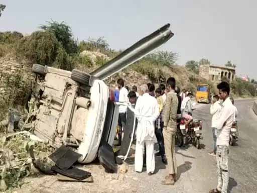 कार के आर-पार हो गई लोहे की रेलिंग:मोड़ पर तेज रफ्तार कार डिवाइडर से टकराकर पलटी, मौके पर सवाल- कोई जिंदा बचा या नहीं
