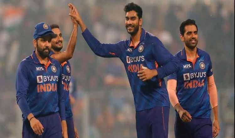 वेंकटेश अय्यर की बॉलिंग से खुश हुए कप्तान रोहित शर्मा, कहा- मैच में उनकी गेंदबाजी लाजवाब थी