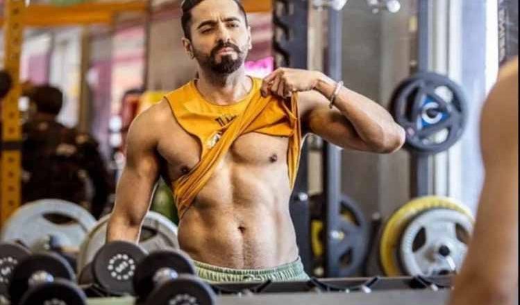 चंडीगढ़ करे आशिकी: आयुष्मान खुराना ने फोटो शेयर कर दिखाए एब्स