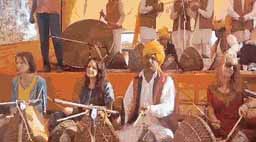 अजमेर में पूर्व मुख्यमंत्री वसुंधरा राजे:देरी के बावजूद खुले रखे पुष्कर ब्रह्मा मंदिर के पट, राजे ने किए दर्शन; दरगाह जियारत की, जगह जगह हुआ स्वागत