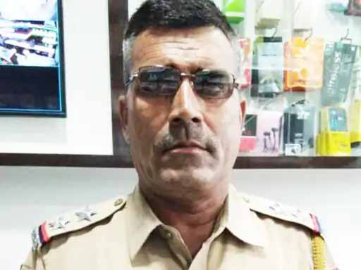 सब इंस्पेक्टर 50 हजार की रिश्वत लेते ट्रेप, नवजात बच्चे को पालने में छोड़ा