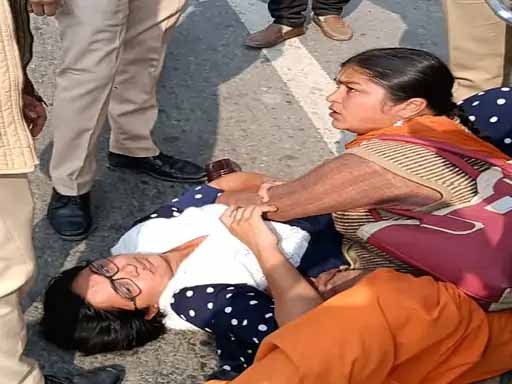 बेरोजगार अध्यापकों पर लाठीचार्ज:बरनाला में पंजाब के CM चन्नी के खिलाफ प्रदर्शन, पुलिस की धक्का-मुक्की में उतरीं पगड़ियां