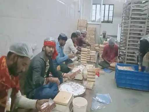हलवाई की एक छोटी सी दुकान में शुरुआत, आज 20 करोड़ सालाना कारोबार, PM मोदी तक मुरीद
