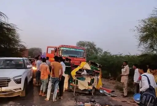 सड़क हादसे में एक ही परिवार के 6 की मौत