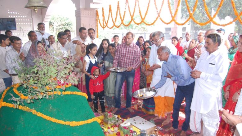 मोर मुकुट धारी की वेशभूषा में बनाया अनूठा गोवर्धन पर्वत