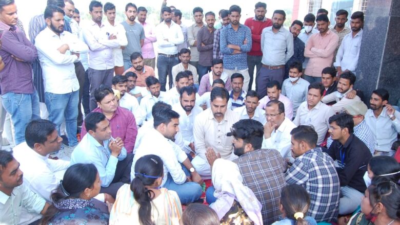 वेतन के अभाव में मनाई काली दीपावली