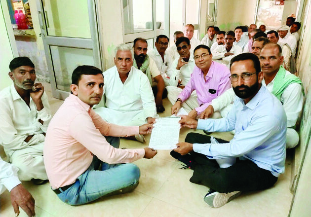 कृषि उपज मण्डी कार्यालय का किया घेराव