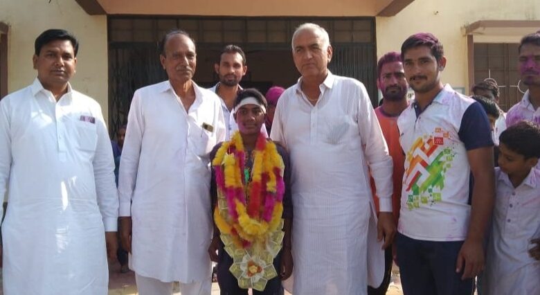 गोल्ड मेडल विजेता मुक्ता का किया स्वागत