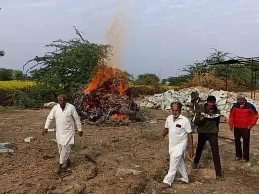 कुएं में कूदकर जान देने वाली मां और 5 बेटियों का एक चिता पर अंतिम संस्कार