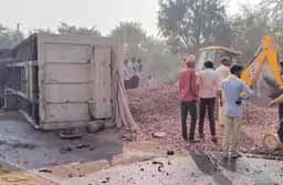 ऊंट गाड़ी पर पलटा ट्रेलर, माता-पिता, बेटी की मौत:खेत जा रहे थे परिवार के 4 सदस्य