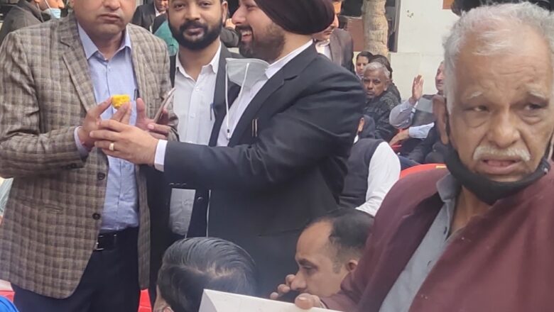 चुनाव जीतने के बाद अधिवक्ताओं का जताया आभार