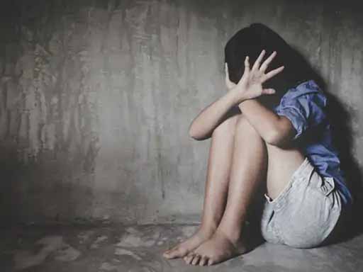 छत पर नहाते हुए युवती के अश्लील वीडियो बनाए:ब्लैकमेल कर रेप किया