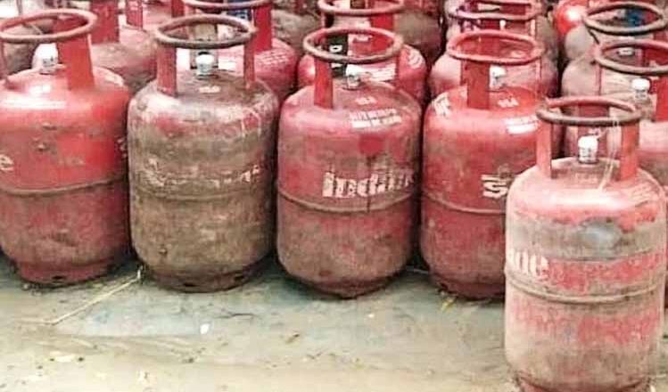महंगाई का एक और वार, एलपीजी गैस सिलेंडर के दाम 100 रुपये से ज्यादा बढ़े